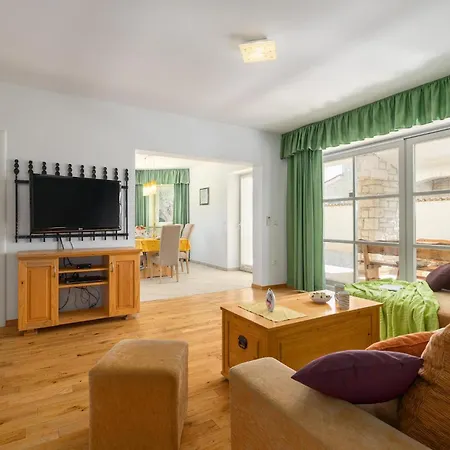 Four-bedroom In Golubovo Mednjan