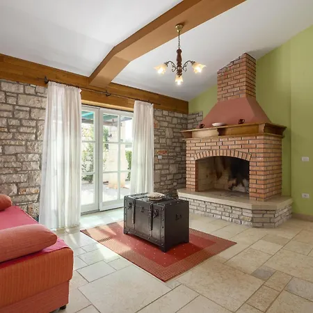 Four-bedroom In Golubovo Tatil Evi Mednjan