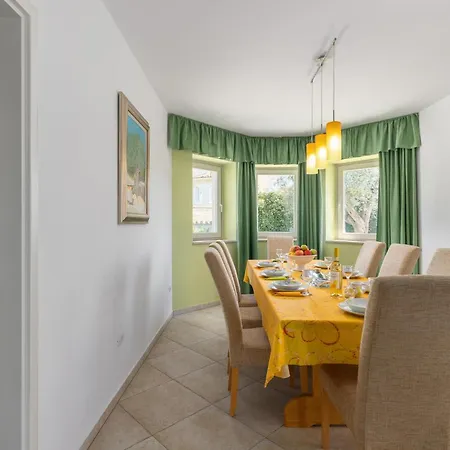 Four-bedroom In Golubovo Mednjan