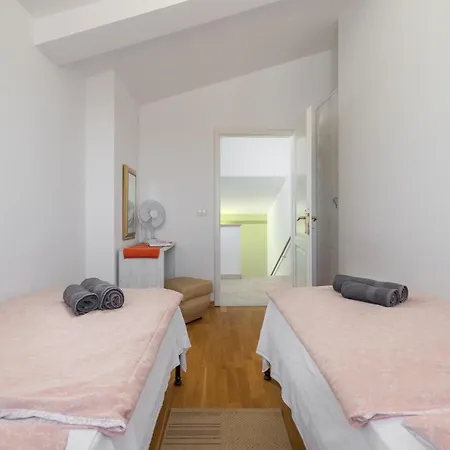 Four-bedroom In Golubovo * Mednjan