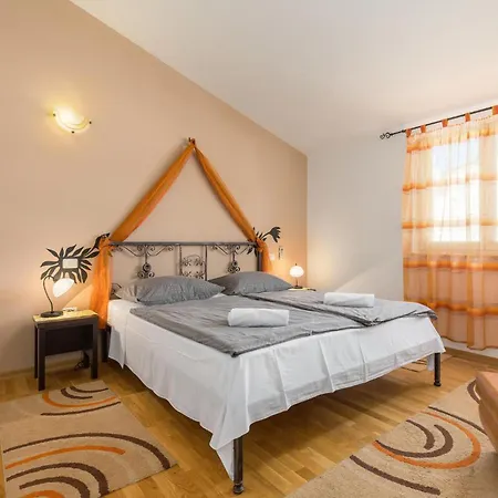 Four-bedroom In Golubovo Tatil Evi Mednjan