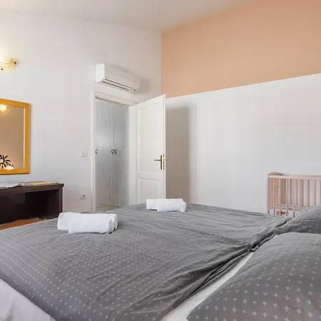 Tatil Evi Four-bedroom In Golubovo Mednjan