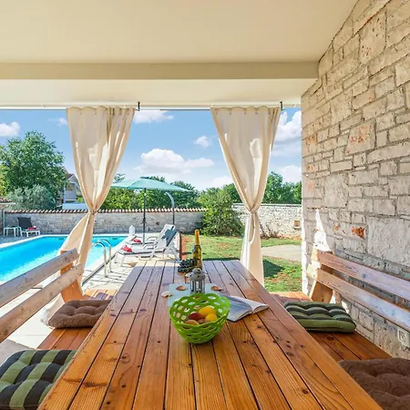 Four-bedroom In Golubovo Tatil Evi *