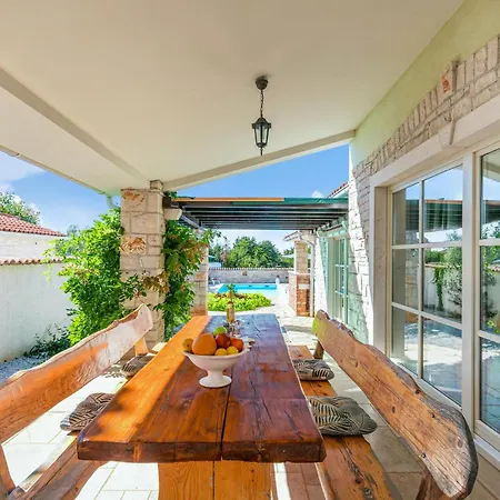 Four-bedroom In Golubovo Mednjan